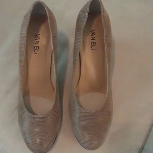 Vaneli Taupe  Pumps 9.5 N